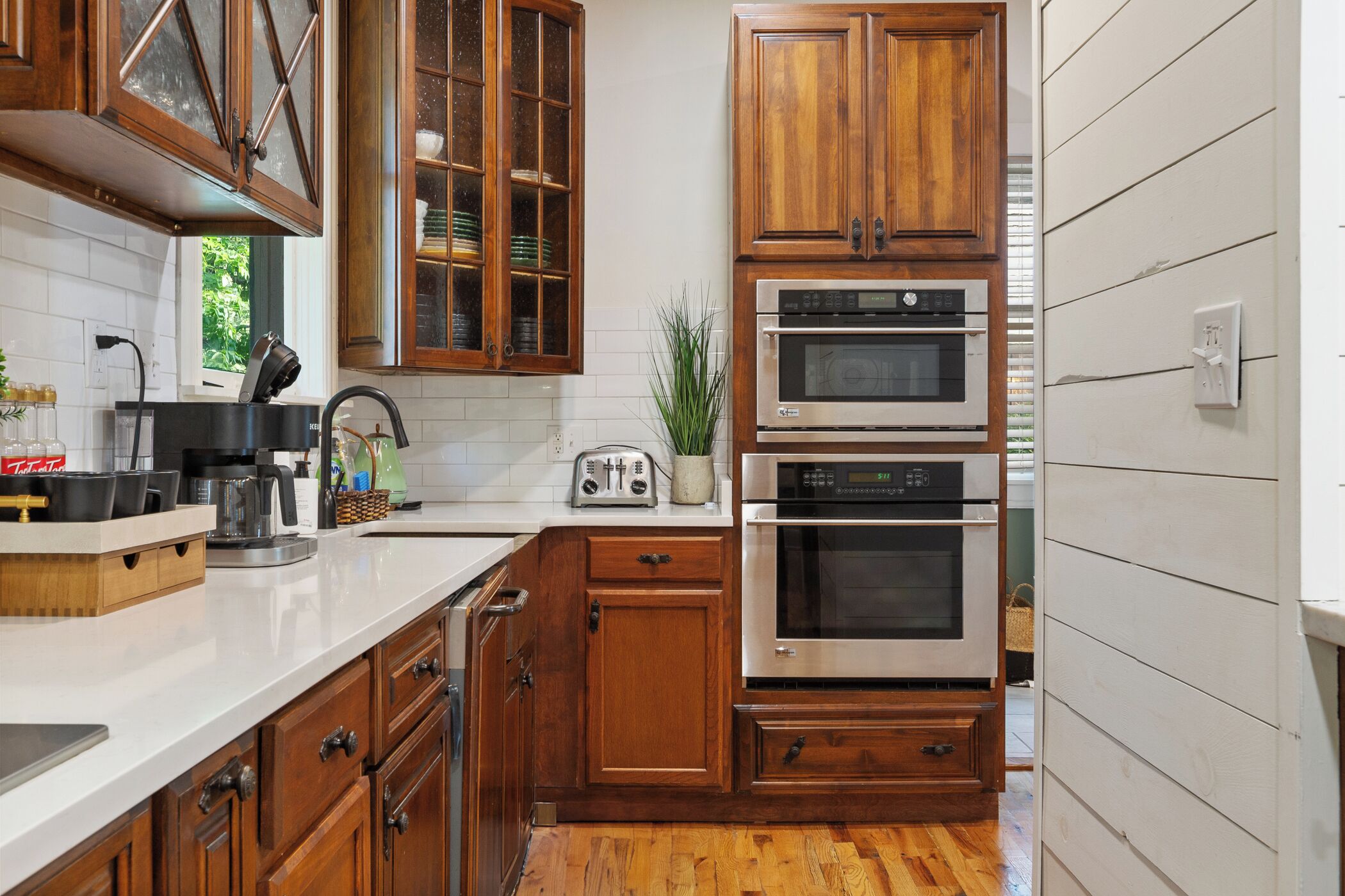 冷蔵庫、電子レンジ、オーブン、コンロ