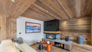 Una sala de estar acogedora con chimenea, un sofá y una mesita de centro.