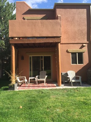 Terrace/patio - 3-bedroom townhome in perfect Moab with WiFi, AC and a POOL! (Moab)