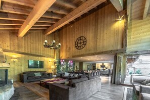 Fernseher, Kamin, Stereoanlage