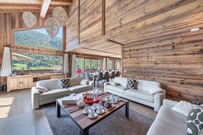 Televisie, een open haard en een stereo