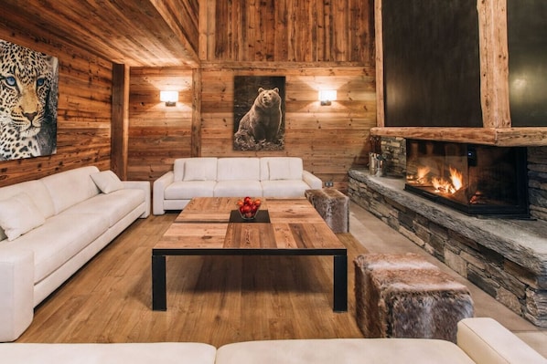 Televisie, een open haard en een stereo