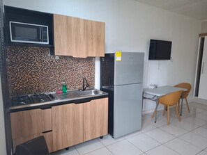 Réfrigérateur, micro-ondes, plaque de cuisson