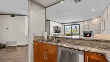 Apartment, City View | Private kitchen