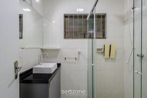 Basic Apartment | Bathroom | Shower