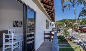 Basic Apartment | Outdoor dining