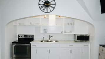 Microondas, horno, placa de cocina y lavavajillas