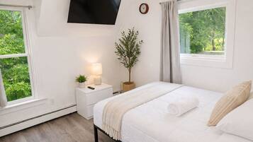Desk, iron/ironing board, WiFi, bed sheets