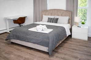 4 bedrooms, iron/ironing board, WiFi, bed sheets - 6 Beds Home w/Game Room Perfect for Groups (Killingly)