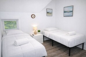 Desk, iron/ironing board, WiFi, bed sheets - 6 Beds Home w/Game Room Perfect for Groups (Killingly)