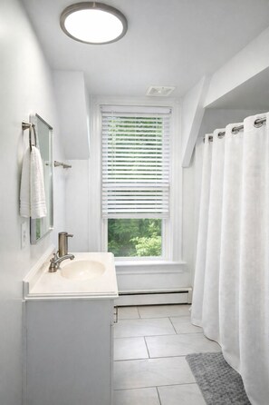 Towels, soap, toilet paper - 6 Beds Home w/Game Room Perfect for Groups (Killingly)