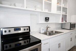 Microwave, oven, stovetop, dishwasher - 6 Beds Home w/Game Room Perfect for Groups (Killingly)