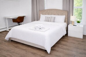 Escrivaninha, ferros/tábuas de passar roupa, Wi-Fi, roupa de cama