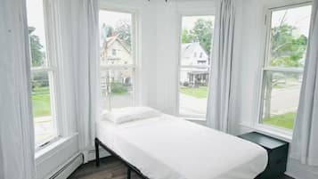 Iron/ironing board, WiFi, bed sheets