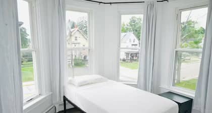 Charming 4-bedroom house with WiFi and AC in wonderful Killingly