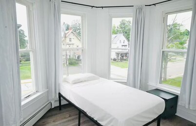 Charming 4-bedroom house with WiFi and AC in wonderful Killingly