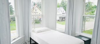 Charming 4-bedroom house with WiFi and AC in wonderful Killingly