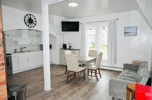 Charming 4-bedroom house with WiFi and AC in wonderful Killingly