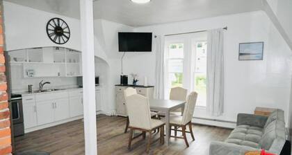 Charming 4-bedroom house with WiFi and AC in wonderful Killingly