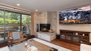 Televisión, chimenea y oficina