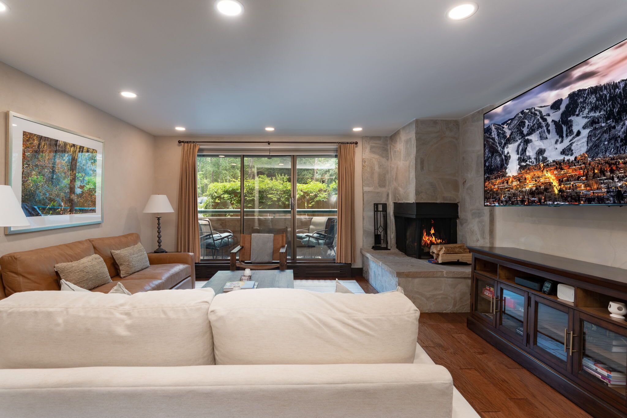 Televisión, chimenea y oficina 