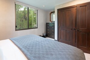 2 bedrooms, iron/ironing board, travel cot, WiFi