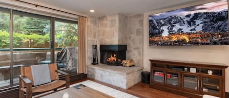 Televisión, chimenea y oficina