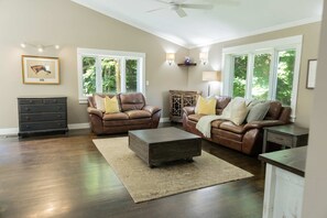 Télévision, livres, espaces bureaux