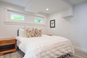5 bedrooms, desk, iron/ironing board, WiFi