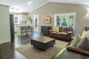 Télévision, livres, espaces bureaux