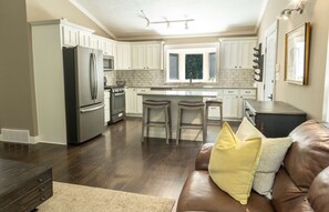 Una televisión, libros, una oficina