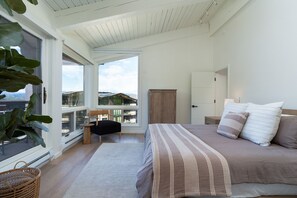 4 bedrooms, desk, iron/ironing board, travel crib