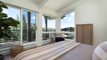 4 habitaciones, escritorio y tabla de planchar con plancha