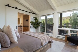 4 soverom, skrivebord, strykejern/-brett og reiseseng for barn