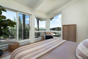 4 habitaciones, escritorio y tabla de planchar con plancha