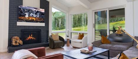 Televisión, chimenea y oficina