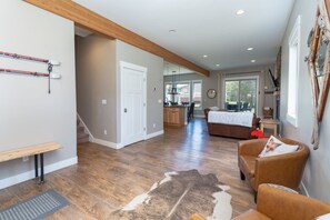 Una televisión, una chimenea, una oficina