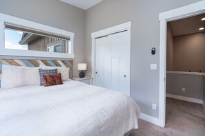 4 bedrooms, desk, iron/ironing board, WiFi