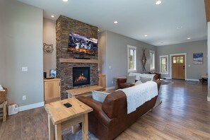 Una televisión, una chimenea, una oficina