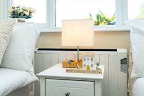 Tabla de planchar con plancha, acceso a internet y ropa de cama 