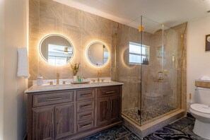 Douche, séchoir à cheveux, serviettes fournies, savon