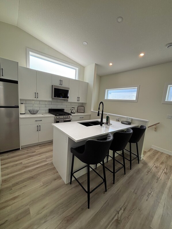 冷蔵庫、電子レンジ、オーブン、コンロ