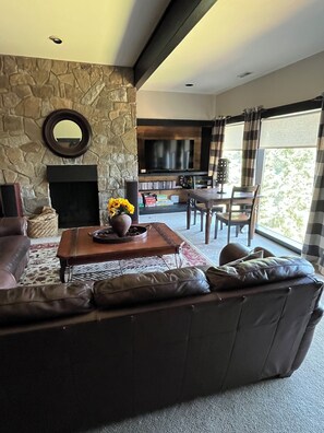 Smart TV, fireplace - B&B with fireplace, 4 TV's, deck, billiards, firepit & great view of Hayden Lake (Coeur d'Alene)