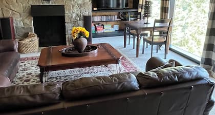 Charming B&B with Wi-Fi, fireplace, TV's, deck and a great view of Hayden Lake