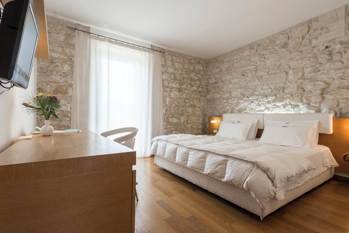 Classic Room | In-room safe, iron/ironing board, free WiFi