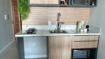 Quarto casal | Cozinha privada | Frigobar, micro-ondas, cooktop, talheres/pratos/utensílios de cozinha