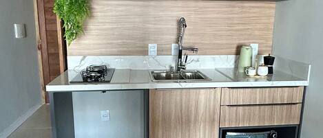 Double Room | Private kitchen | Mini-fridge, microwave, stovetop, cookware/dishes/utensils