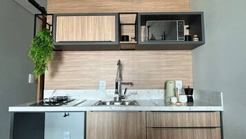 Quarto superior | Cozinha privada | Frigobar, micro-ondas, cooktop, talheres/pratos/utensílios de cozinha