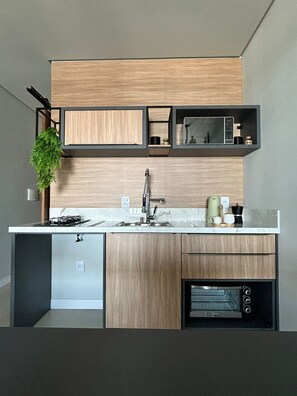 Een minikoelkast, een microgolfoven, een kookplaat