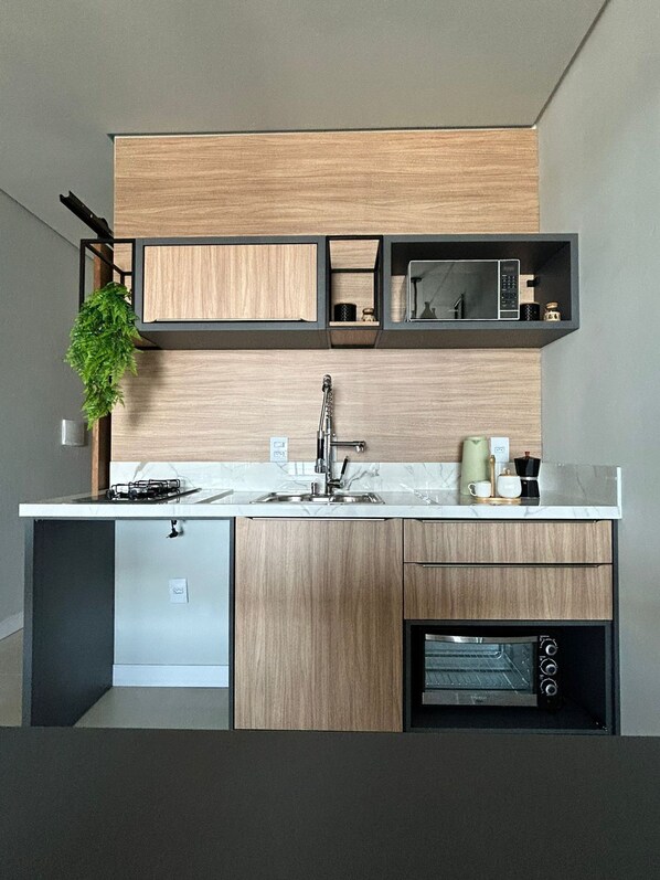 小冰箱、微波爐、爐台、鍋具/餐盤/廚房用品